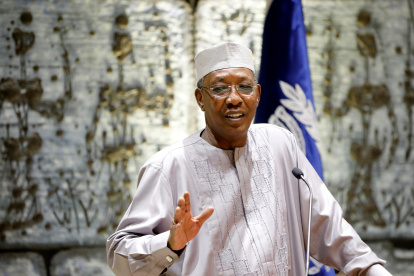 El presidente de Chad, Idriss Déby, muere en una batalla.