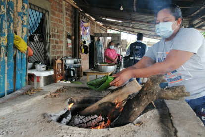Fogones. Mientras alistan los bollos, en los fogones encienden la leña para asarlos. El aroma cautiva a decenas de personas que pasan por el lugar.