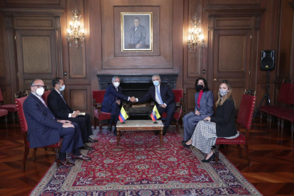 El presidente electo Lasso mantuvo una reunión con su futuro par colombiano, Iván Duque en el Palacio de Nariño en Bogotá.