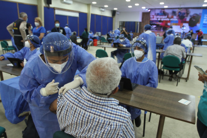 Más de 7 mil adultos mayores ya han sido inmunizados con la primera dosis en Guayaquil.