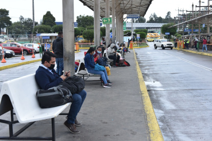 En terminales como el de Carcelén, en el norte de Quito, los usuarios esperan por horas para poder movilizarse a otras provincias.
