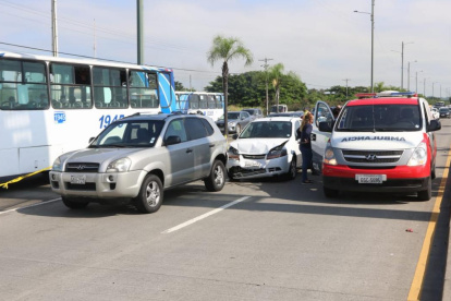 Un triple accidente de tránsito sucedió en la autopista Terminal Terrestre Pascuales.