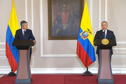 El presidente electo Lasso y el mandatario colombia brindaron una declaración de prensa a medios de comunicación.