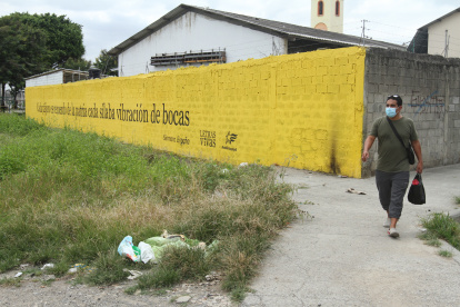 EN LA FLORESTA UNA PARED PINTADO UNA LEYENDA EN MEDIO DE LA MALESA Y BASURA 20 DE ABRIL DEL 2021 GUAYAQUIL-ECUADOR