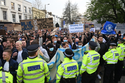 Los hinchas del Chelsea llegaron a Stamford Bridge para mostrar su rechazo por la Superliga.
