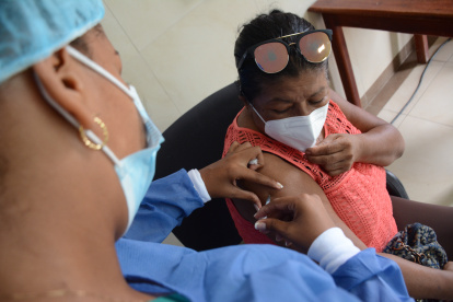 Betty Orejuela recibe la dosis contra el nuevo virus en el hospital Delfina Torres de Concha.