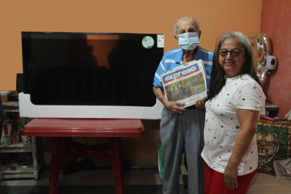 GANADORA DE UNA TV ENTREGADA POR EXPRESOLAURA AGURTO 20 DE ABRIL DEL 2021 GUAYAQUIL-ECUADOR ag-granasa