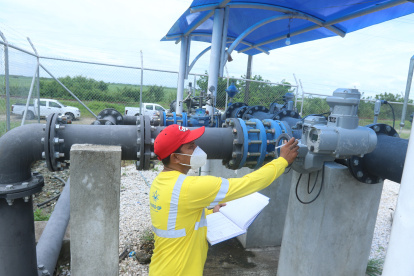 Un trabajador en El Chobo, la toma de la que Durán se abastece.