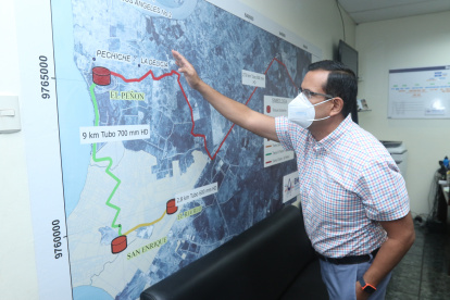 Fue funcionario de Interagua durante nueve años antes de ocupar el cargo en el que está. Es ingeniero civil graduado de la Espol y tiene un diplomado en Gestión de Proyectos.