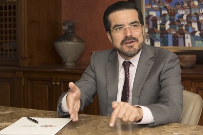 Es ingeniero químico de la Escuela Politécnica Nacional y tiene una maestría en Administración de Empresas de la Universidad de Quebec y Montreal. Es presidente de la Comisión de Integridad y Anticorrupción de la Cámara de Comercio Internacional. Recientemente fue elegido como titular de la Cámara de Comercio de Quito