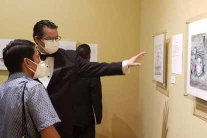 GAPA explica a uno de los visitantes el contenido de sus obras.