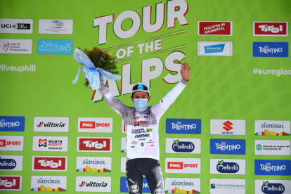 Alexander Cepeda mantiene el maillot blanco como el mejor de los jóvenes en el Tour de los Alpes.