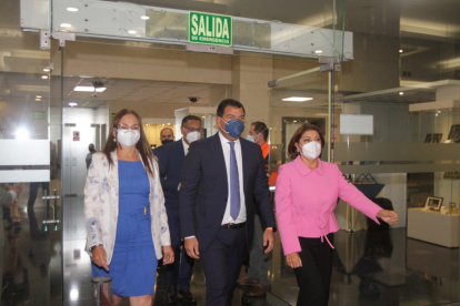 En un primer momento, el presidente de la Asamblea, César Litardo, dialogó con las asambleístas más votadas: Pierina Correa de la alianza Unión por la Esperanza (Unes) y Wilma Andrade de la Izquierda Democrática. Estuvo ausente para ente encuentro Salvador Quishpe de Pachakutik.