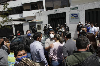 Hay una disputa entre Unes y el PSC por una curul en el sur de la provincia
Un grupo de asambleístas electos por la alianza Unión por la Esperanza (Unes) realizó este 21 de abril de 2021 una protesta en los exteriores del Tribunal Contencioso Electoral (TCE).
El correísmo pide que los jueces electorales no den paso a la apertura de más de 130 urnas, para que se haga un recuento de votos en el sur de Manabí, como exige el Partido Social Cristiano (PSC).
A la cabeza de esta protesta estuvo Joao Acuña que asegura haber ganado la curul de forma limpia y pide que el TCE cierre este caso para poder recibir la acreditación del Consejo Nacional Electoral (CNE) como nuevo asambleísta.
"Queremos que se respete la voluntad del pueblo de Manabí en dónde hemos ganado siete de nueve asambleístas y estaremos vigilando que se cumpla con la respuesta que obtuvimos en la urnas", dijo Acuña.
Pero el PSC ha puesto en duda la transparencia de esa elección porque considera que se está perjudicando a si candidato Carlos Vera Mora. A través de un comunicado, está organización política pidió la apertura de las urnas.
Caso contrario, su bloque parlamentario podría tomar las acciones legales correspondientes en contra de los integrantes del Tribunal Contencioso Electoral.
El procurador síndico de Unes, Santiago Díaz, aseguró que hasta el momento no se ha podido fundamentar el pedido de todas esas actas y que apenas siete de las 134 solicitadas, presentan inconsistencias numéricas.
Según el cronograma planteado por el CNE, la entrega de las credenciales para los asambleístas electos en Manabí está programada para el 11 de mayo, próximo, tres días antes de la posesión de la nueva Asamblea.