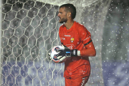 El arco de Javier Burrai nunca sufrió peligro en la victoria de Barcelona ante el Santos.