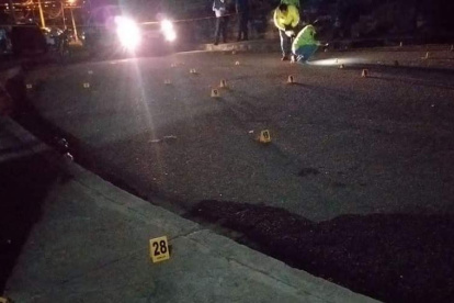 Agentes de Crimialística recogieron los indicios balísticos que estaban esparcidos en la calzada
