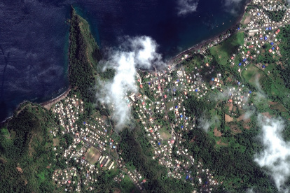 Fotografía satelital facilitada por Maxar Technologies que muestra el volcán La Soufriere en San Vicente y las Granadinas.