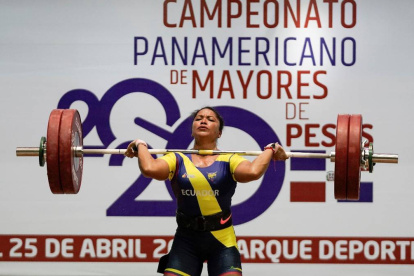 Con 40 años la pesista ecuatoriana Alexandra Escobar se colgó plata en el torneo en República Dominicana.