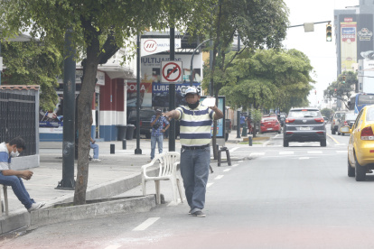 EN LA CALLE ESMERALDAS LOS RIOS DESDE 10 DE AGOSTO HASTA LUQUE PERSONAS DE DUDOSA PROCEDENCIA VENDEN ACCESORIOS DE VEHICULOS ROBADOS/JIMMY NEGRETE/GUAYAQUIL-ECUADOR
