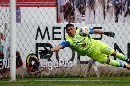 El golero de Macará se perderá los siguientes seis partidos por orinar detrás del arco.