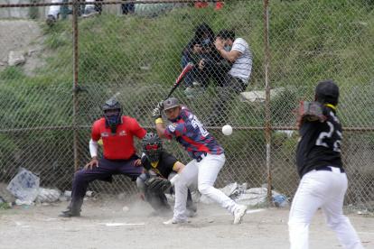 En las canchas del Barrio Corazón de Jesús se realizó la final del Softbol entre Cigarreros y Mercenarios 



18 DE ABRIL DEL 2021

. Angelo Chamba. (ag-extra ag-expreso ag-quito)