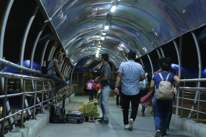 Terminal terrestre. El paso peatonal ubicado al pie de este espacio, está ya iluminado. Hasta el fin de semana anterior, más de 20 luminarias estaban apagadas.