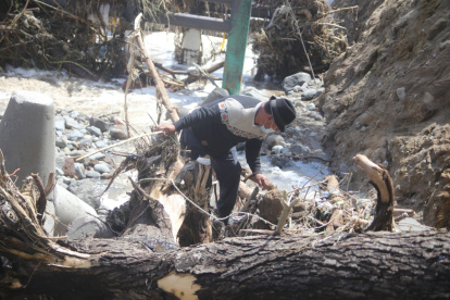 Familiares buscan a las personas desaparecidas luego del desbordamiento del Río Monjas.