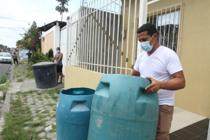 En la ciudadela Maldonado, el agua llega solo dos horas tres veces a la semana.