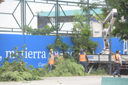 Personal de Urvaseo limpió las canchas deportivas, áreas verdes y calles de la comunidad.