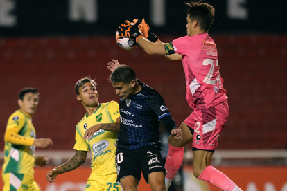Luis Ezequiel Unsain, portero de Defensa y Justicia, atrapa un balón, durante el partido de hoy.