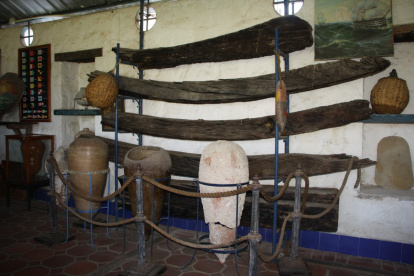 Timoneles, restos de madera, anclas, baúles, monedas, entre otros objetos fueron encontrados en el galeón la Capitana. Estas reliquias han permanecido bajo el agua por alrededor de 400 años.