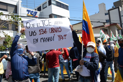 Los manifestantes se movilizaron desde varios cantones manabitas en los que aseguran se registraron anomalías.