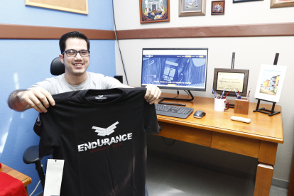 Ricardo Jurado, junto a sus dos emprendimientos: Pagar es fácil y Endurance.