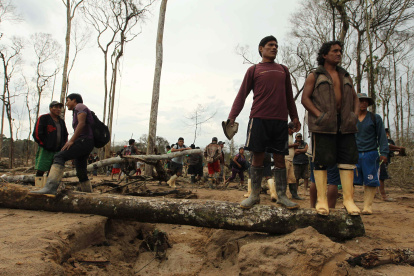 Fotografía de archivo fechada el 25 de enero de 2014 que muestra a varios mineros mientras observan un operativo policial.