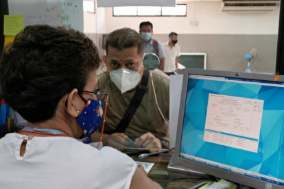 Ciudadanos ya realizan sus trámites en la Delegación Electoral del Guayas.