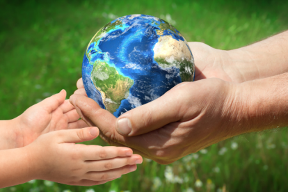 El eje alrededor del cual gira la Tierra, o más específicamente la superficie de la que emerge la línea invisible, siempre se está moviendo.