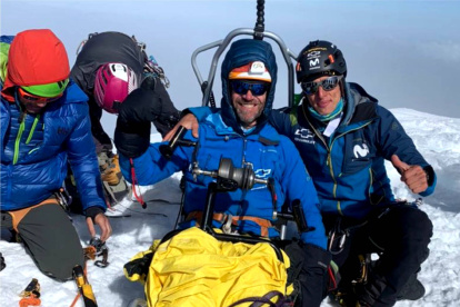 Sebastián Carrasco (c) junto a Karl Egloff tras llegar a la cumbre del Cayambe.