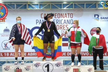 Neisi Dajomes empuñó la tricolor en lo alto de la premiación.