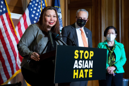La senadora demócrata por Illinois Tammy Duckworth (i), el líder de la mayoría del partido en el Senado, Chuck Schumer (c), y la congresista por Hawaii Mazie Hirono (d), presentan una iniciativa para combatir el odio hacia los asiáticos, este 22 de abril de 2021, en el Capitolio, Washinton.