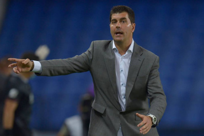 Ismael Rescalvo se mostró contento con la victoria de Emelec en Argentina.