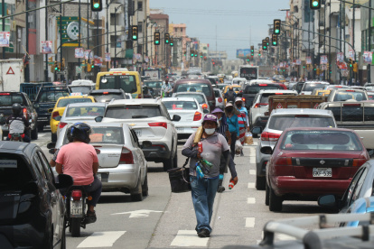Avenida Quito. Una fila de vendedores ofrecen una variedad de productos, el ciudadano no puede identificar cuál está disfrazado y en realidad es un delincuente que busca la oportunidad para robar.