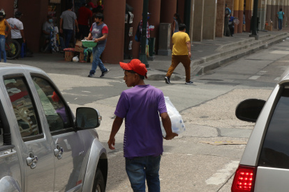 Avenida Quito. Una fila de vendedores ofrecen una variedad de productos, el ciudadano no puede identificar cuál está disfrazado y en realidad es un delincuente que busca la oportunidad para robar. 2. Mercado Central. Una de las zonas críticas donde más asaltos se han dado en los carros cuando están estacionados en la luz roja. 3. Avenida 25 de Julio. Los vendedores informales no esperan que el ciudadano los llame, en cuanto ve una ventana abierta se acerca.