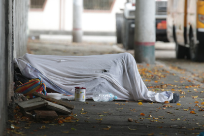 Referencial. En muchos sectores de Guayaquil se observan imágenes como la plasmada en la gráfica: consumidores de drogas que viven y duermen en las calles.