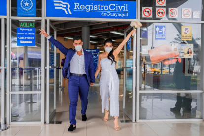 La pareja a la salida del Registro Civil.