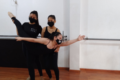 En MADA Cultura, un grupo de alumnas ensaya para el video que estrenarán por las redes el próximo 29 de abril.