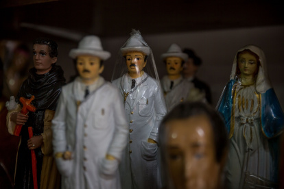 Fotografía que muestra varios artículos relacionados al Doctor José Gregorio Hernández, el 16 de abril de 2021, en Caracas (Venezuela)