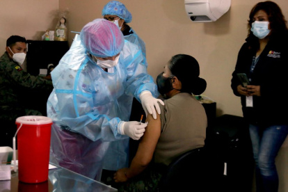 La vacunación se desarrolla en todo el país a personas vulnerables y personal de primera línea en hospitales.