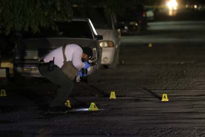 Peritos trabajan en la zona donde fue asesinado el periodista Arturo Alba Medina, en Ciudad Juárez, en el estado de Chihuahua.