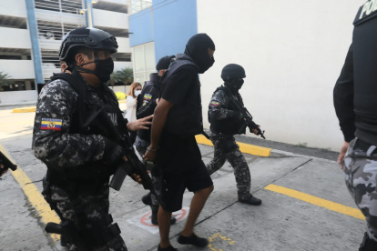 El hombre que habría disparado al animador, es llevado por la Policía de Guayaquil.