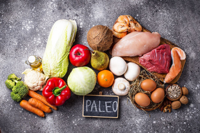 La dieta paleo prioriza las carnes, mariscos, frutas, verduras, frutos secos, semillas y tubérculos.